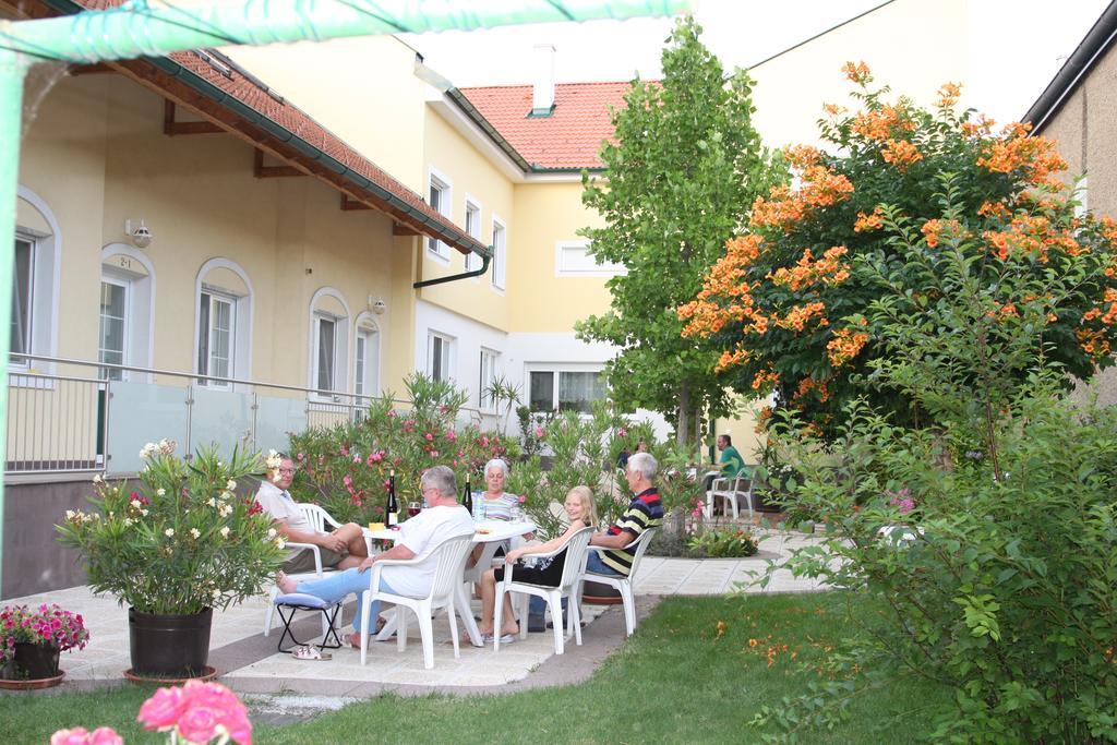 Pension & Weingut Storchenblick อิลมิทซ์ ภายนอก รูปภาพ